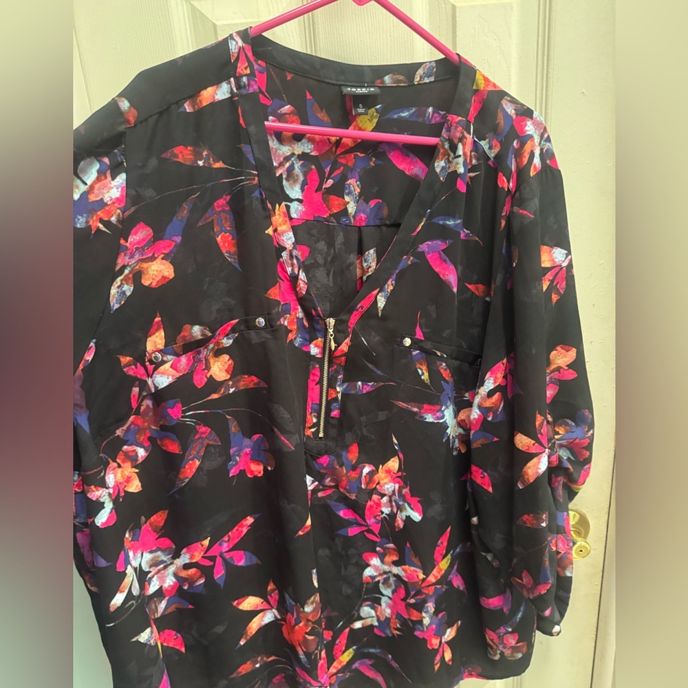 Torrid size 5 black and flowery blouse